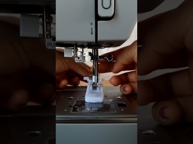 Vídeo relacionado con Singer M2505 Máquina de Coser Portátil, 11 Puntadas Integradas, Ojal Automático en 4 Pasos, Brazo Libre, Doble Elevación del Prensatelas, Ideal para Principiantes y Manualidades