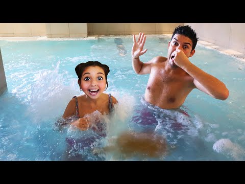 VIVO 24 ORE CON DOMINICK BAMBINA CATTIVA NELLA SPA DI UN HOTEL DI LUSSO CON LA PISCINA CALDA FREDDA!