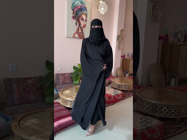 عباية بتكسيرات ناعمه