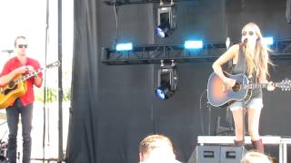 Holly Williams Performing &quot;I Hold On&quot; @ t