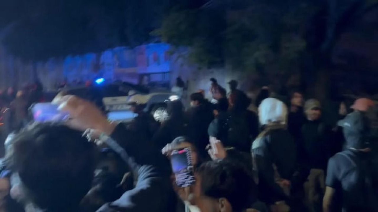 Fumogeni idranti e scontri tra manifestanti e polizia a piazza dell'Emporio a Roma