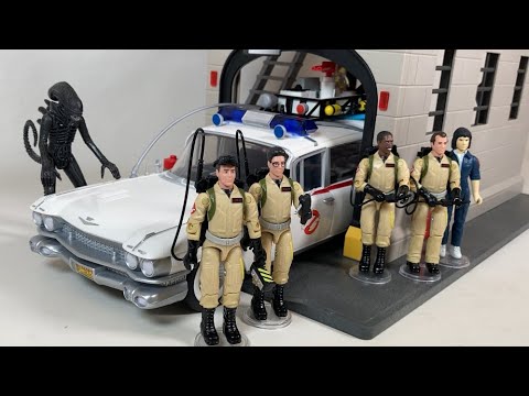 3.75 in Hasbro Plasma Series Ecto-1 with Playmobil Ghostbusters Firehouse play set w O-Ring Figures