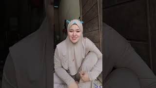 Download lagu The charm of a young mama is really wearing a beautiful hijab with a nice body mp3