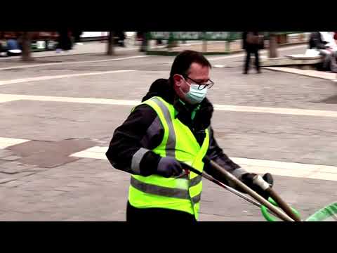 ゴミ収集家がTikTokを使ってパリを清潔に保つ (Garbage collector uses TikTok to keep Paris clean)
