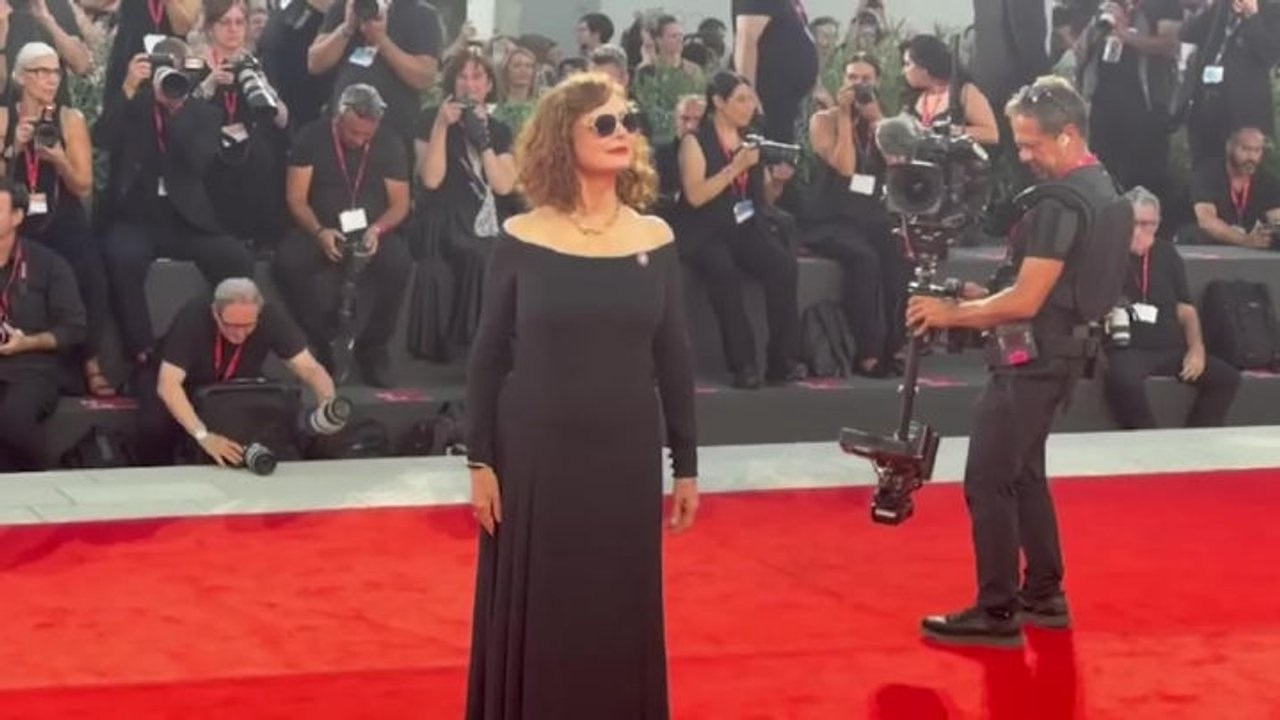 Susan Sarandon indossa una spilla pro-Palestina sul red carpet di Venezia 83