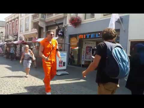 Waarom liep Rico Verhoeven in een oranje boevenpak op de Krabbenfoor? [video]