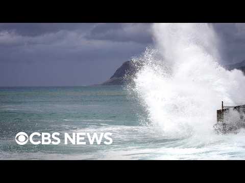 Floods surge in Hawaii as Hurricane Lowell roars