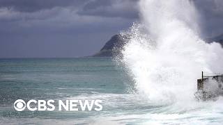 Hurricane Lowell floods Hawaii after skirting western islands Tuesday