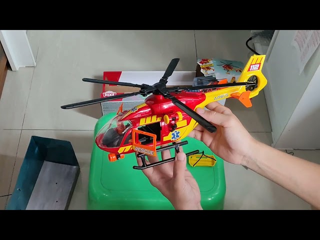 Vídeo relacionado con Dickie Toys - Helicóptero de Rescate Airbus H145 (36 cm) - Helicóptero de Juguete con hélice de Cuerda, luz, Sonido y Accesorios - Juguetes para niños a Partir de 3 años