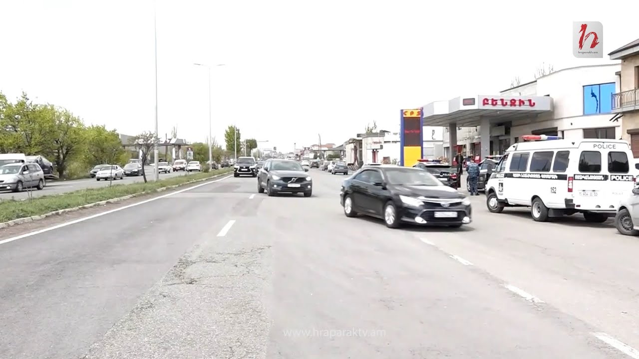 Կոտայքի մարզպետ Ահարոն Սահակյանը ոստիկանների ուղեկցությամբ ժամանեց Քասախ, ճանապարհը բացվեց