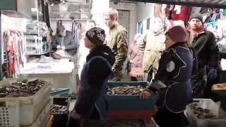 preview picture of video 'В Запорожье самооборона отжимает рыбу на рынке'