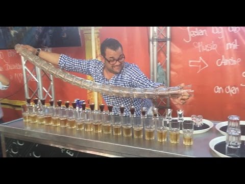 Barman quebra recorde mundial ao preparar 17 drinks de uma só vez
