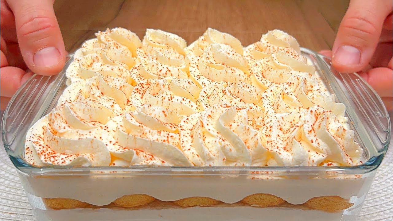 Hausgemachtes Dessert mit Ananas und Savoiardi-Keksen by Herzhaftes essen — recipe photo