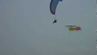 preview picture of video 'Paramotor Banner Towing 2'