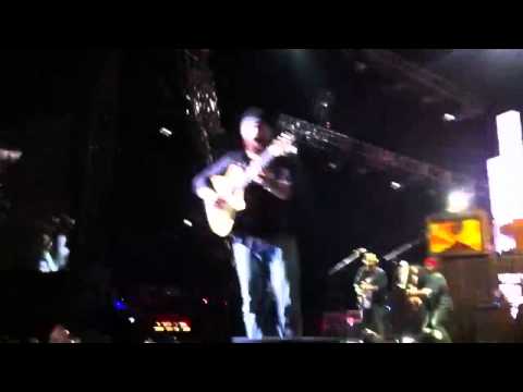 Zac Brown Jamming on Guitar