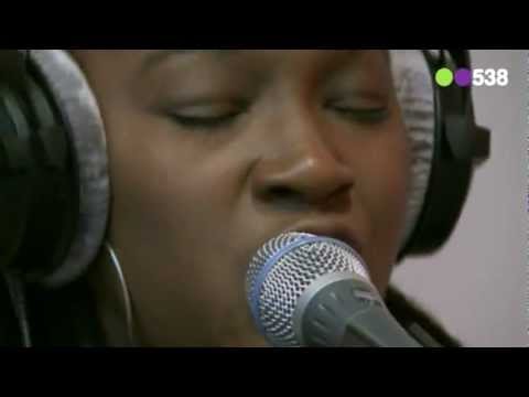 Leona Philippo - Mesmerized (live bij Evers Staat Op)