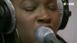 Leona Philippo - Mesmerized (live bij Evers Staat Op)