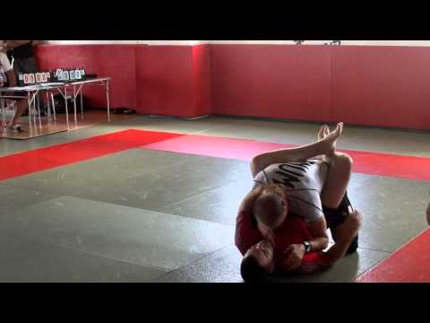 Mata Leão No Gi Challenge 28.05.2011 - Beginner +90 Kg Florian Hinder vs