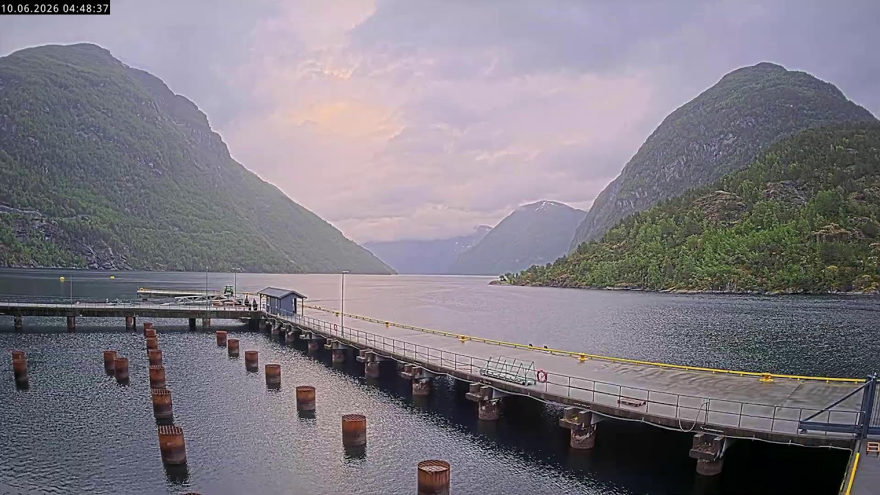 Live webcam view of Puerto de cruceros y muelle de Hellesylt