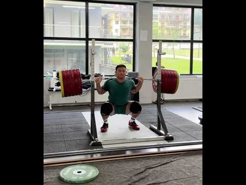 Nurgissa Adelituly (94) 300 kg back squat