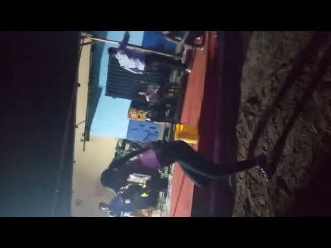 Rebo  en plein spectacle , face à face avec le groupe de danse MM