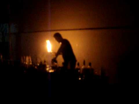 Show pirotécnico de barman em formatura de Nessa