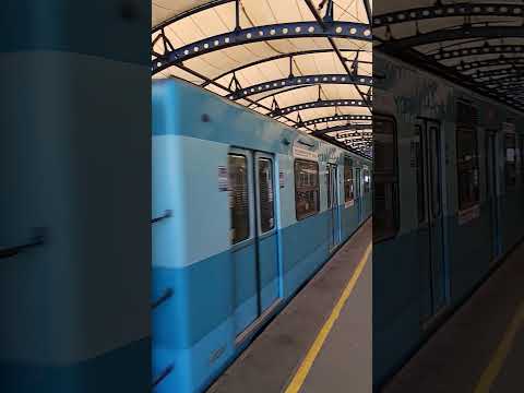 Metro de Santiago Linea 5 (NS74) ingresando a Estación San Joaquín