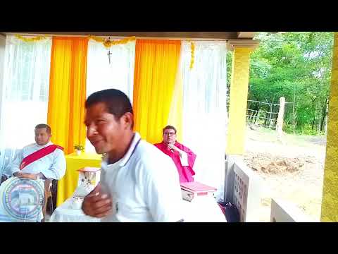 Recibe la bendición. Padre Simón Videa. Sector Apatule. Santa Isabel Somoto Madriz Nicaragua. 