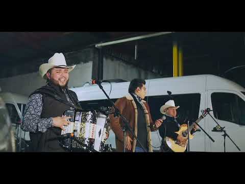 Entre Hierba, Polvo y Plomo - Elías Medina & Akilatados (Corridos y Caguamas)