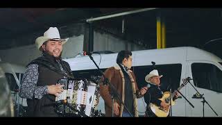 Entre Hierba, Polvo y Plomo - Elías Medina &amp; Akilatados (Corridos y Caguamas)