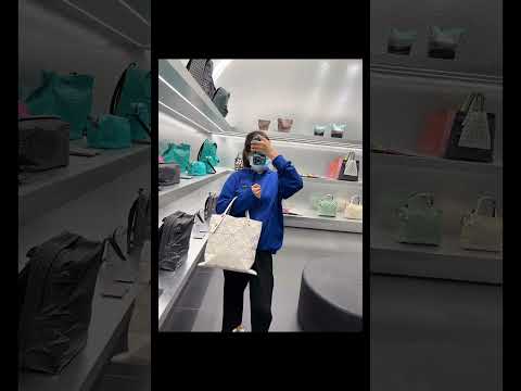 ISSEY MIYAKE 六格托特包三宅一生限定彩钉马卡龙色系，可以说是迎来了颜值上的新阶梯，缤纷而明亮的马卡龙浅色系，富有生命力，青春又活泼，一眼打动人心！#isseymiyake #包包 #美包