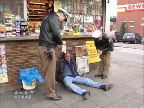 Polizisten sammeln Besoffenen auf - Alles in Ordnung