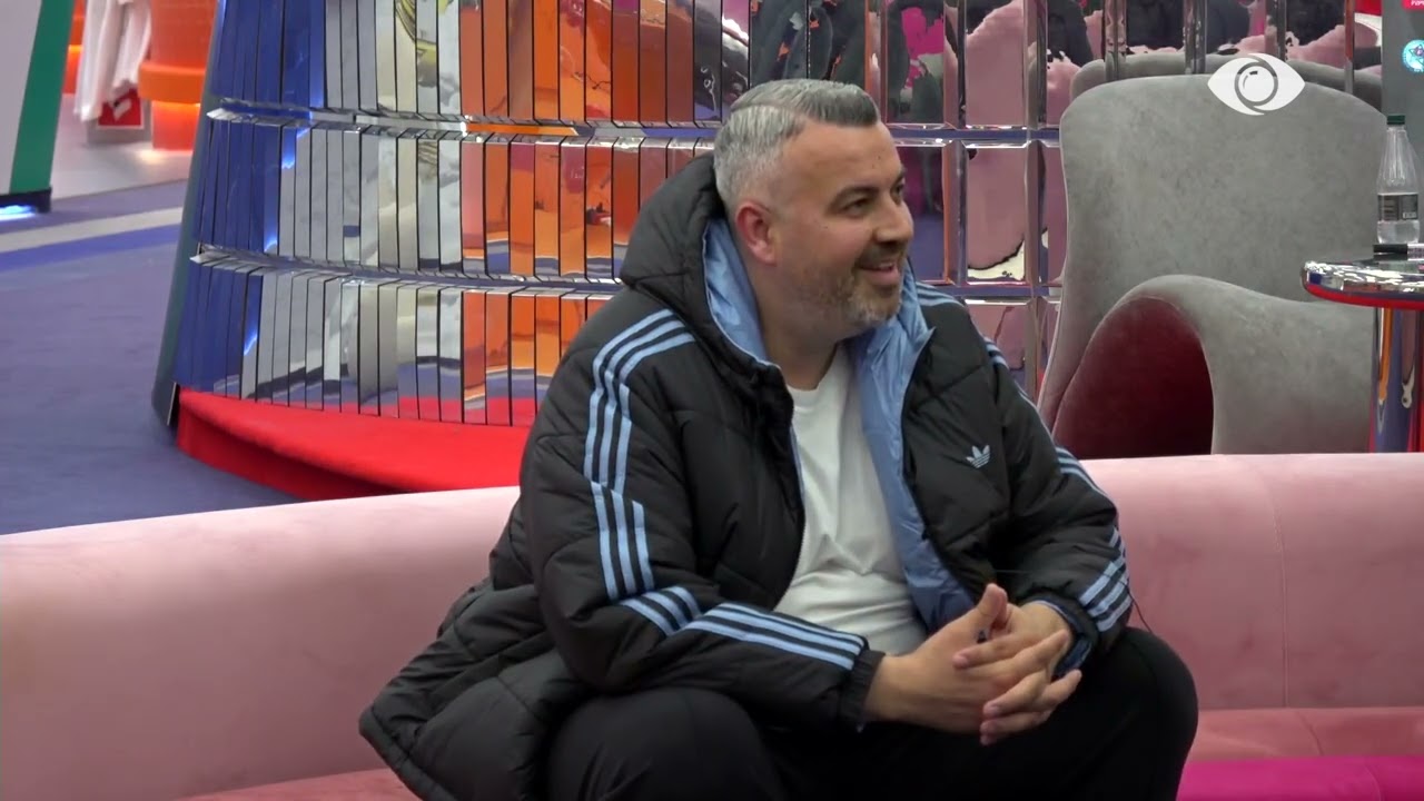 Rogerti puth foton e Mirit në monitor