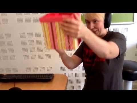 Nick schenkt Katharina ein tolles Geschenk