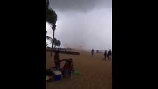 preview picture of video 'Waterspout fa landfall in spiaggia, paura tra la folla'
