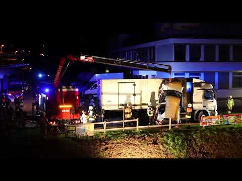 Auto rammt in Wolfurt von Autobahn kommend parkenden Lkw