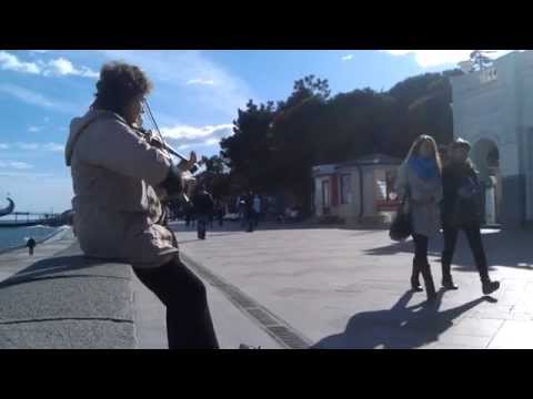 Уличный музыкант на набережной, Ялта