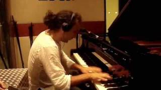 Stefano Bollani improvvisa su Ni Ten Ichi Ryu di Photek a B Side (Radio Deejay)