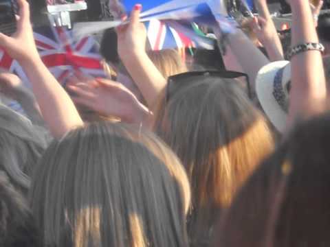 Katy B and Mark Ronson - Move To The Beat (Live) 2012 Olympic Torch Relay