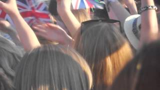 Katy B and Mark Ronson - Move To The Beat (Live) 2012 Olympic Torch Relay