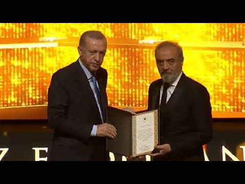 President Erdoğan first praised Yılmaz Erdoğan and then gave him an award.
