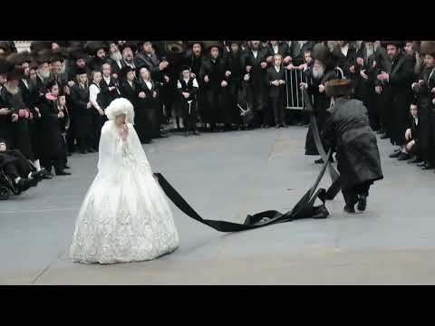 SPINKA REBBE DANCING MITZVA TANTZ AT HIS YOUNGEST SONS WEDDING 5779