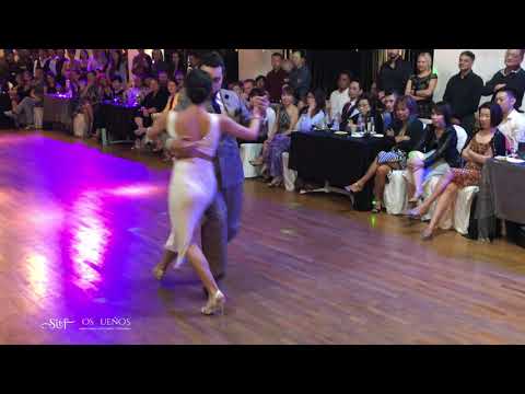  Clarisa Aragon  and  Jonathan Saavedra  are  dancing  to  the  vals  "  Cabeza de Novia  "  by  Juan D'Arienzo  at  Singapore International Tango Festival  in  2018