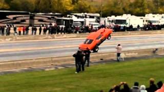 preview picture of video 'Barracuda wheelie goes over 900 ft at Byron Dragway'