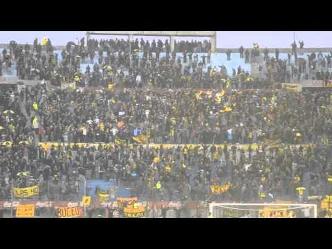 "Final del partido bajo lluvia - Hinchada Peñarol vs. Juventud" Barra: Barra Amsterdam • Club: Peñarol