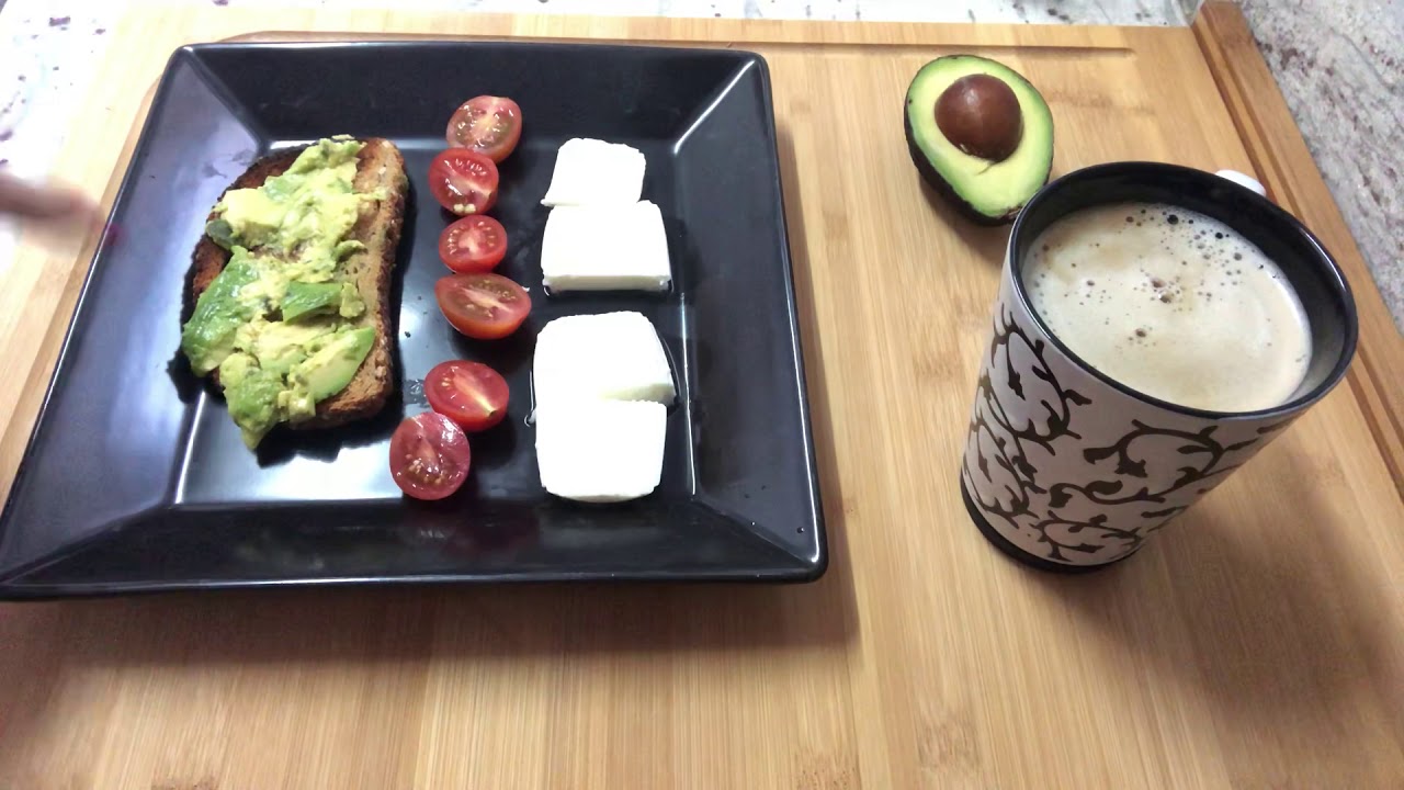 Desayuno sano: queso fresco, tostada con aguacate y tomates cherry.