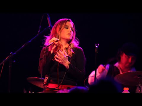 Fans and friends say goodbye to Lisa Marie Presley in Memphis