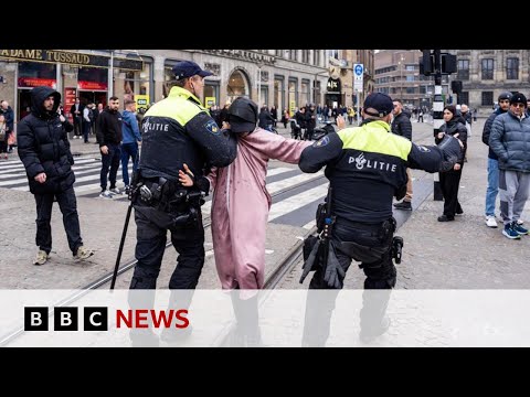 Video | Israeli football fans attacked in Amsterdam, officials say | BBC News