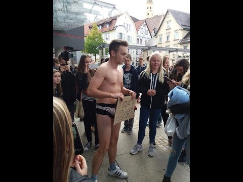 Schinken Brothers in der Heidenheimer Innenstadt - ohne Hose unterwegs
