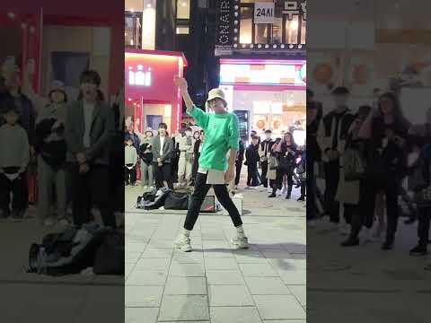 20221025 185050 YuKagawa#유카가와&HyoJin#김효진&ShinHwa#강신화 Hongdae Busking 홍대 버스킹 SnowHorse#눈말